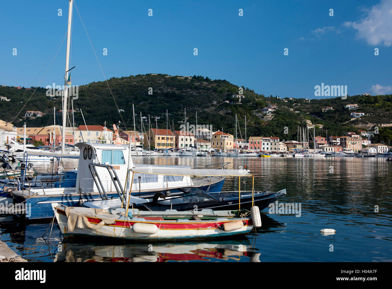 Alten Fischerboote und moderne Yachten im Hafen von Gaios auf Paxos, die Ionischen Inseln, die griechischen Inseln, Griechenland, Europa Stockfoto