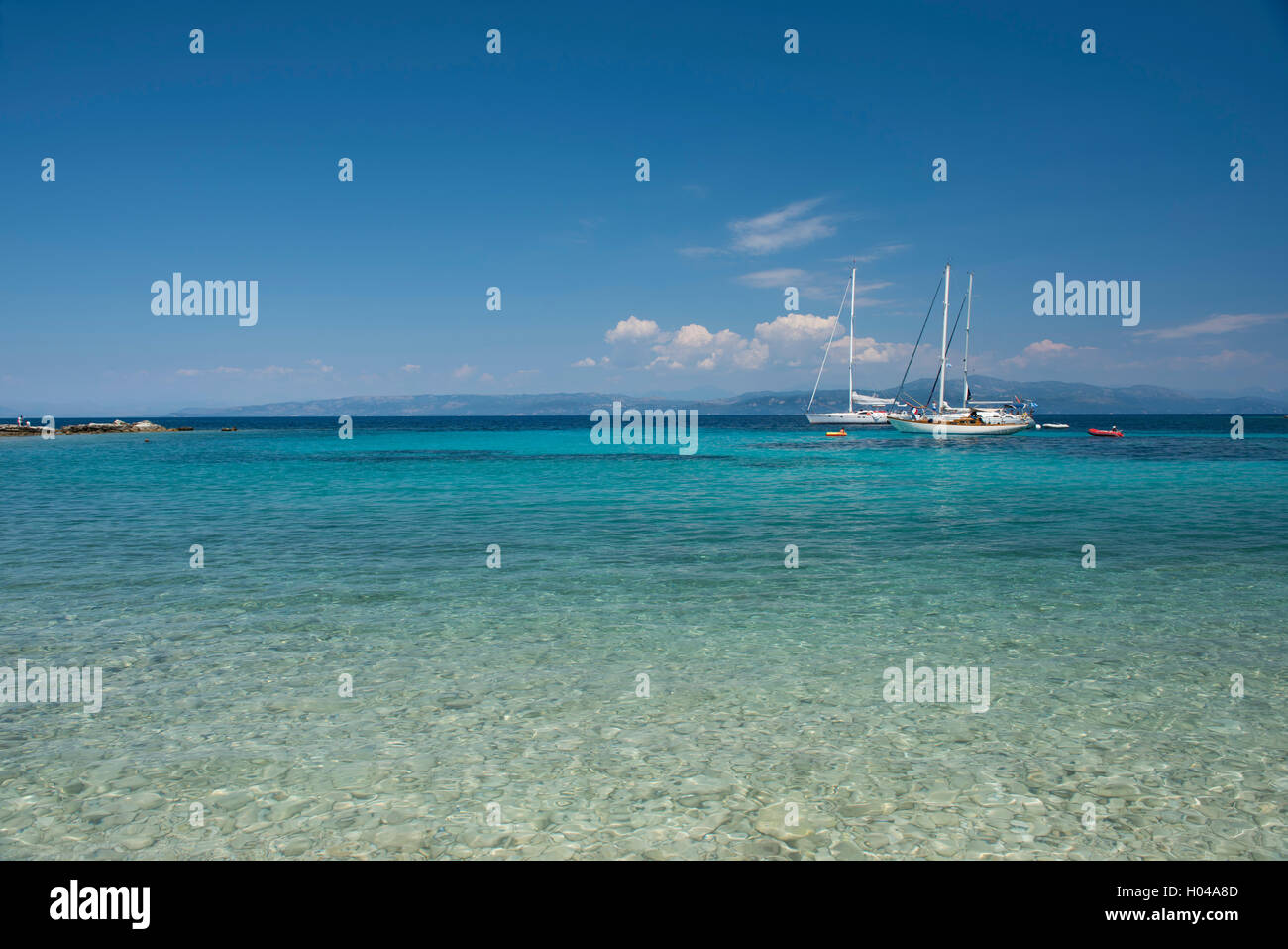 Segelyachten off Marmari Beach an der Ostküste von Paxos, die Ionischen Inseln, die griechischen Inseln, Griechenland, Europa Stockfoto