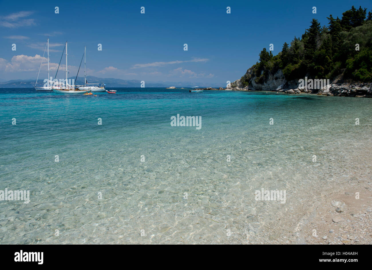 Segelyachten off Marmari Beach an der Ostküste von Paxos, die Ionischen Inseln, die griechischen Inseln, Griechenland, Europa Stockfoto