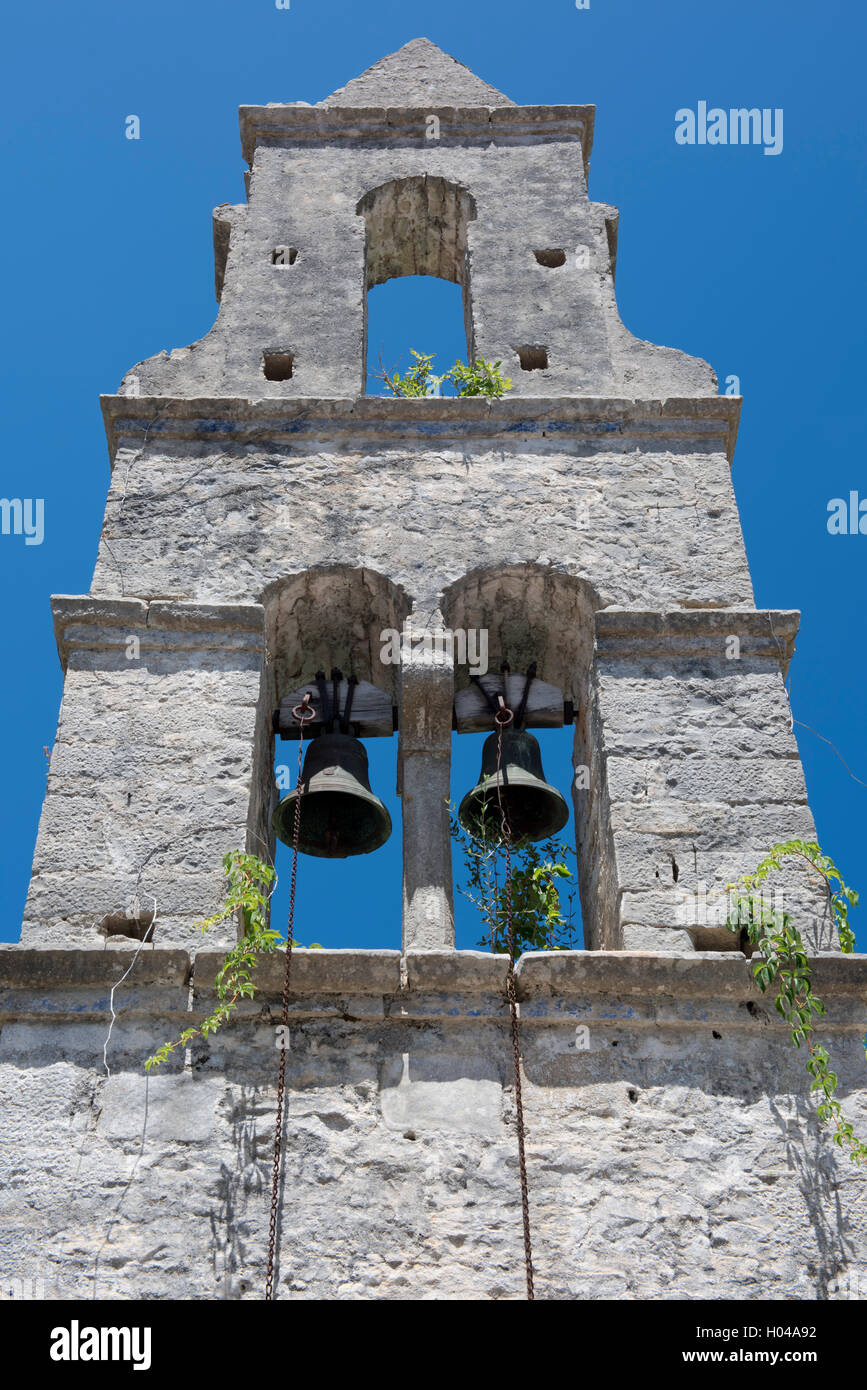 Unkraut aus dem Stein bell Tower von Agios Estavromenos in Fontana, Paxos, die Ionischen Inseln, die griechischen Inseln, Griechenland, E Stockfoto