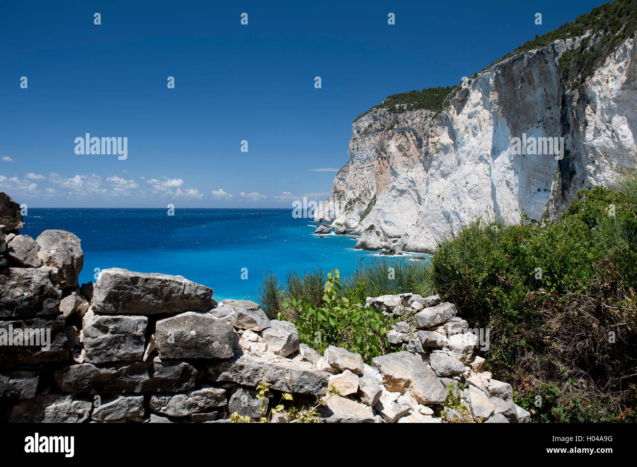 Dramatische Kalksteinfelsen über dem smaragdgrünen Meer in Erimitis Bay, Paxos, die Ionische Inseln, Griechenland, Europa Stockfoto