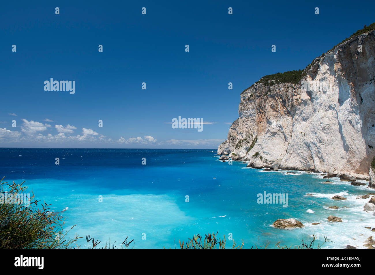 Dramatische Kalksteinfelsen über dem smaragdgrünen Meer in Erimitis Bay, Paxos, die Ionische Inseln, Griechenland, Europa Stockfoto