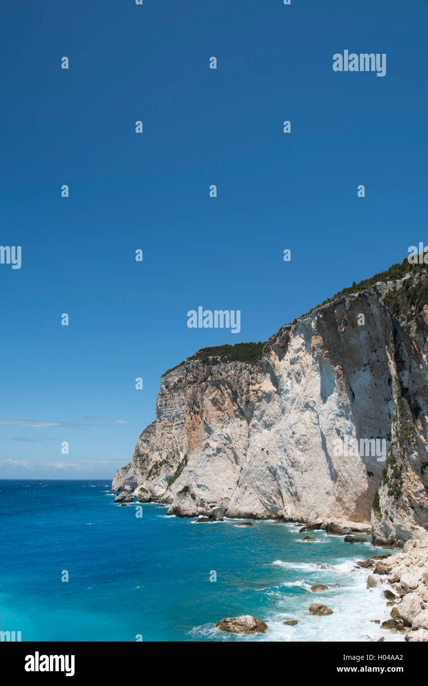 Dramatische Kalksteinfelsen über dem smaragdgrünen Meer in Erimitis Bay, Paxos, die Ionischen Inseln, die griechischen Inseln, Griechenland, Europa Stockfoto