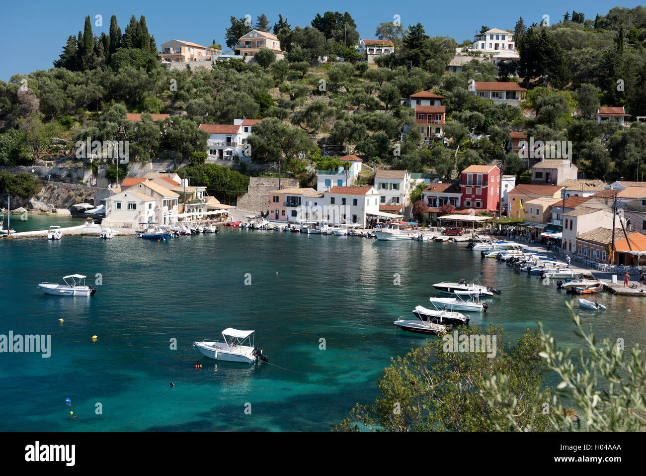 Der malerische Hafen von Loggos auf Paxos, die Ionischen Inseln, die griechischen Inseln, Griechenland, Europa Stockfoto