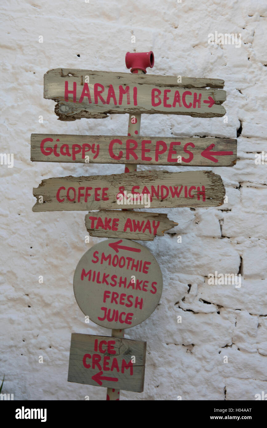 Ein Holzschild für Restaurants in Lakka auf der Insel Paxos, die Ionischen Inseln, die griechischen Inseln, Griechenland, Europa Stockfoto