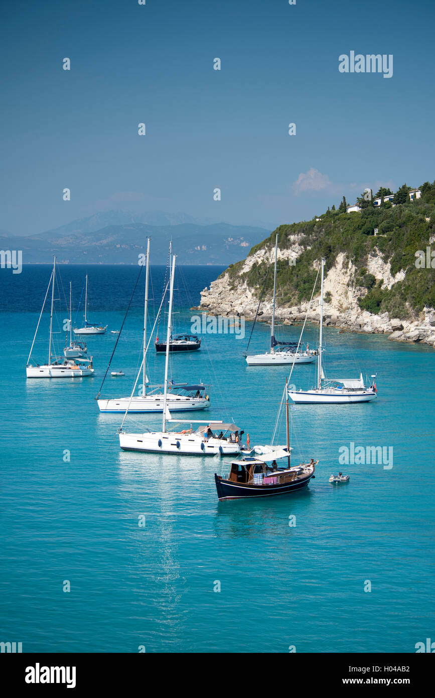 Segelyachten in Lakka Hafen auf der Insel Paxos, die Ionischen Inseln, die griechischen Inseln, Griechenland, Europa Stockfoto
