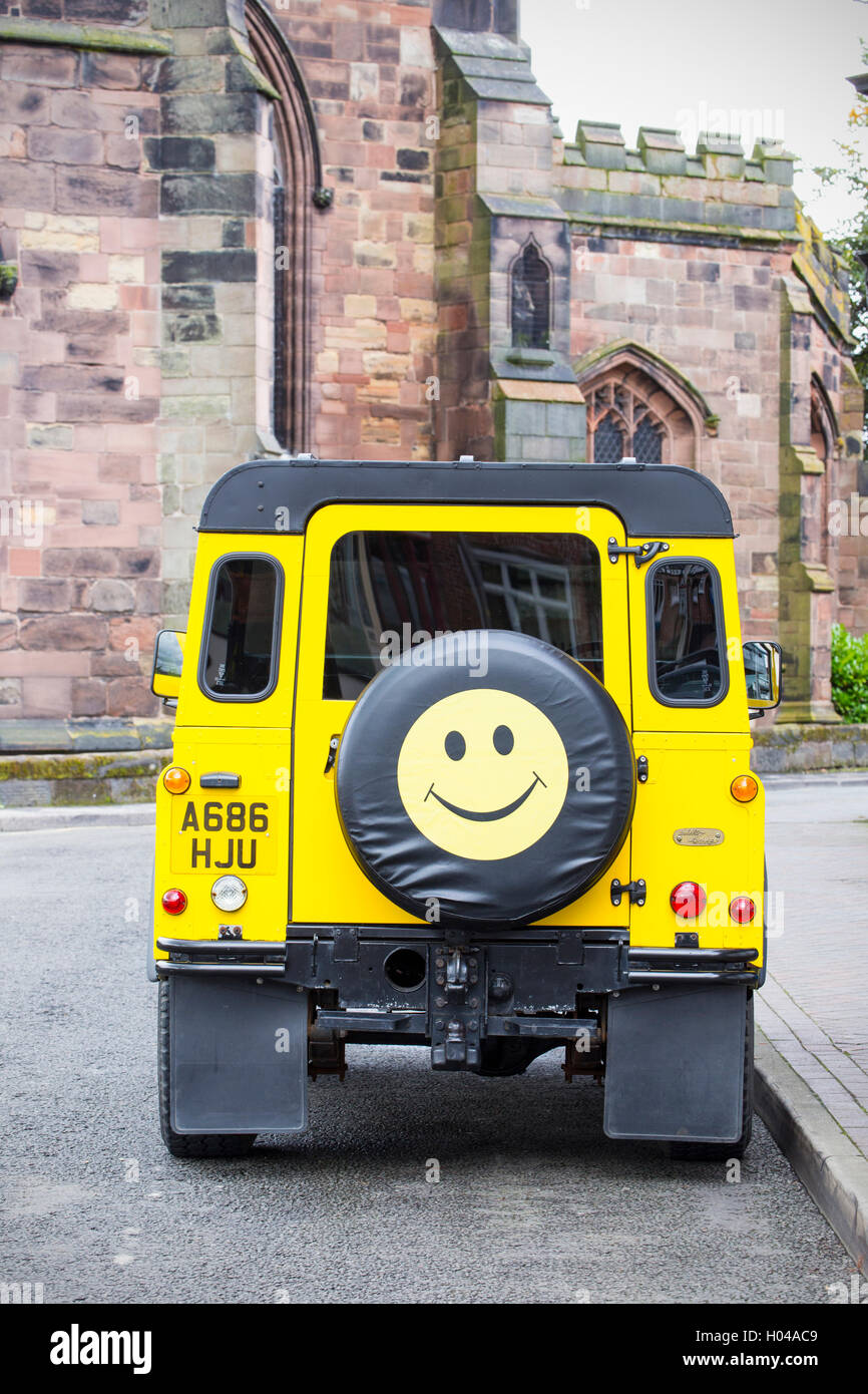 Gelben Landrover mit glücklichen Smiley Gesicht UK Stockfoto