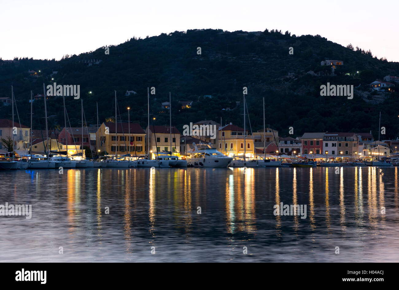 Segelyachten ankern in der Abenddämmerung in den Hafen von Gaios auf Paxos, die Ionische Inseln, Griechenland, Europa Stockfoto