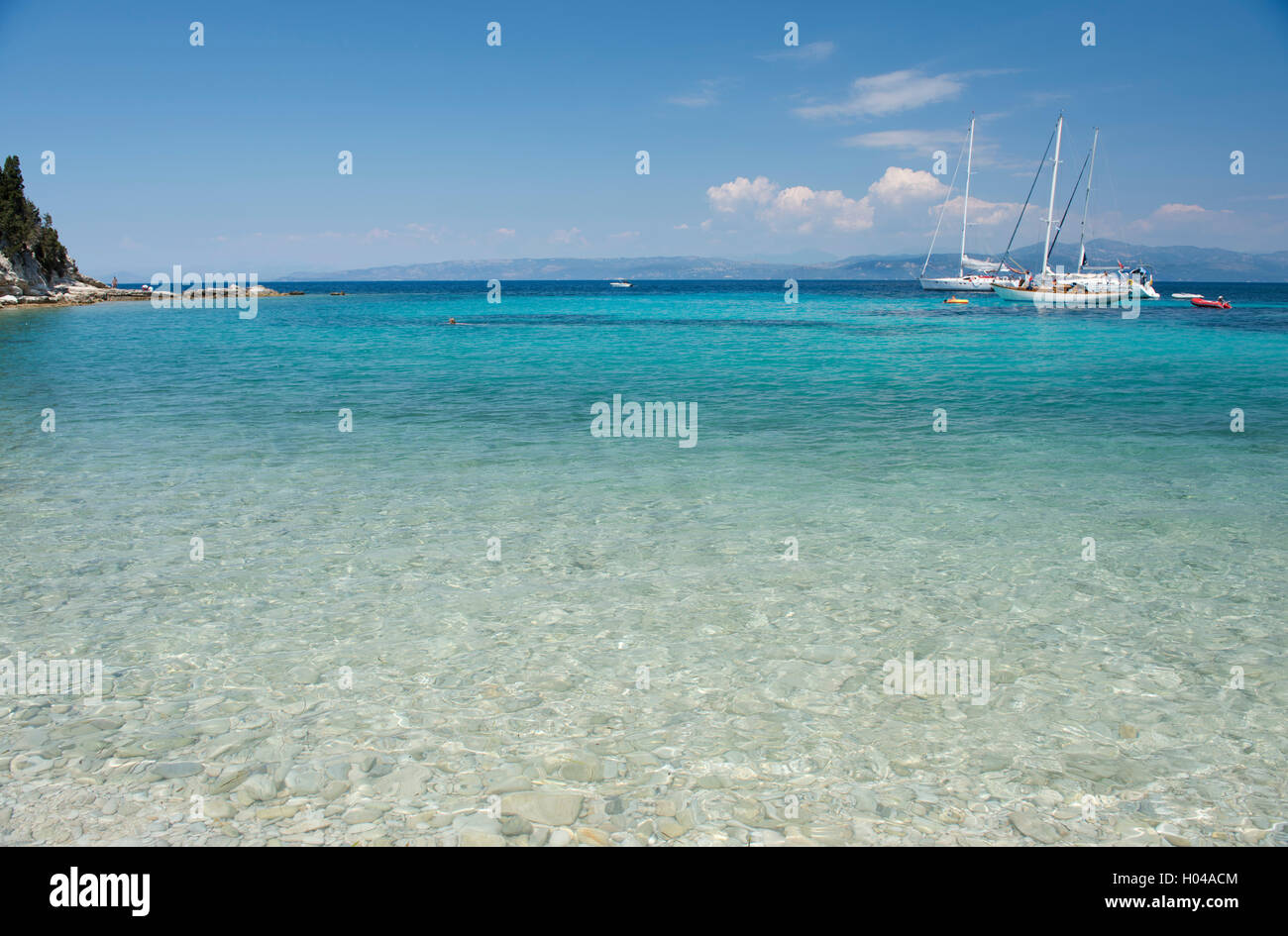 Segelyachten off Marmari Beach an der Westküste von Paxos, die Ionischen Inseln, die griechischen Inseln, Griechenland, Europa Stockfoto