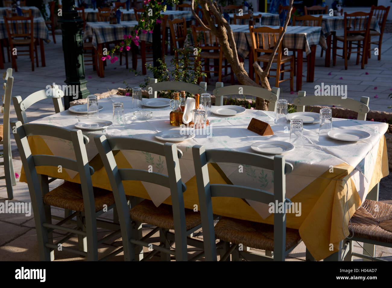 Eine Taverne-Tabelle in Lakka auf Paxos, die Ionischen Inseln, die griechischen Inseln, Griechenland, Europa Stockfoto