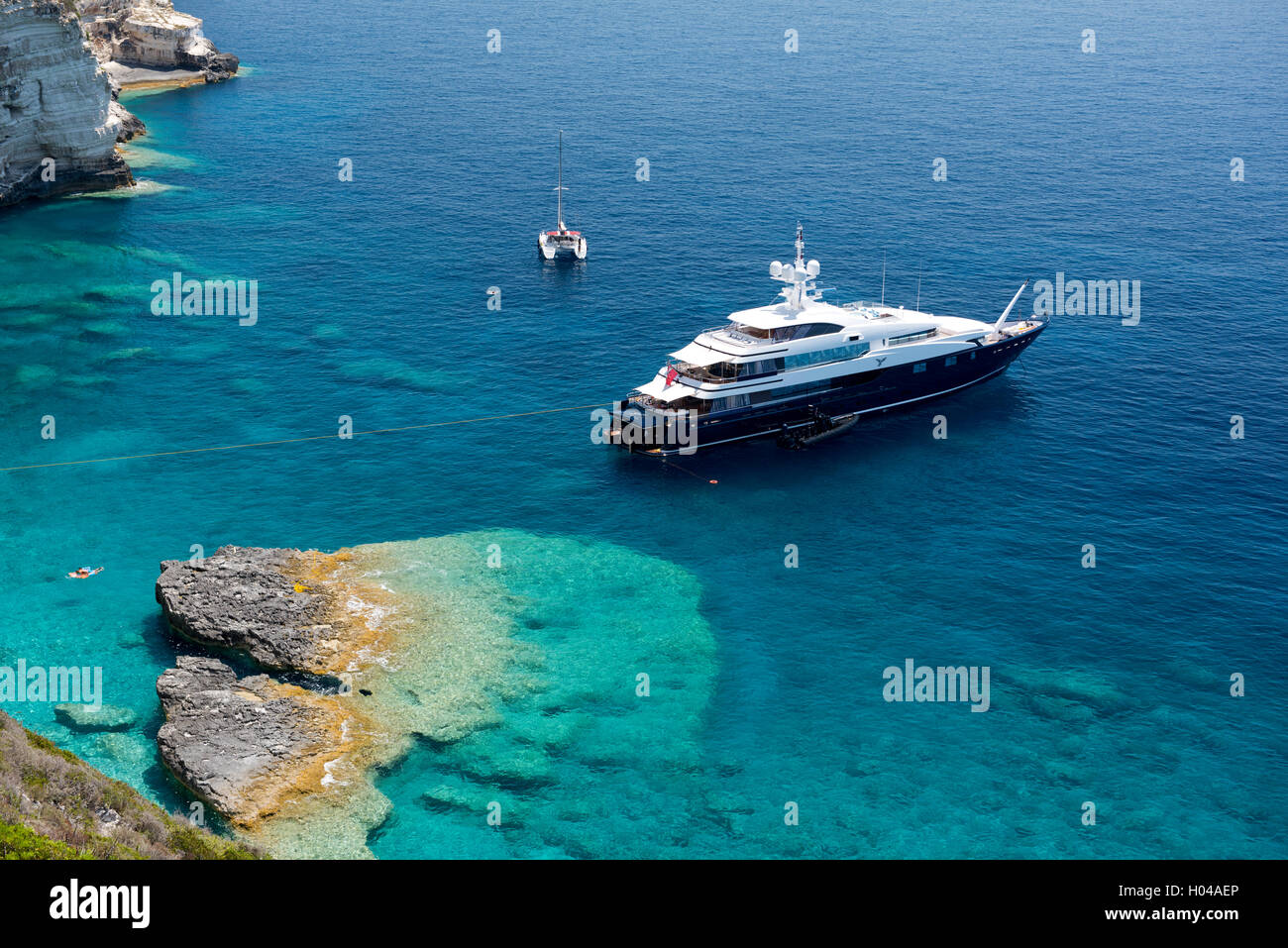 Eine Luftaufnahme einer Luxus-Yacht ankern vor der Küste von Paxos, die Ionischen Inseln, die griechischen Inseln, Griechenland, Europa Stockfoto
