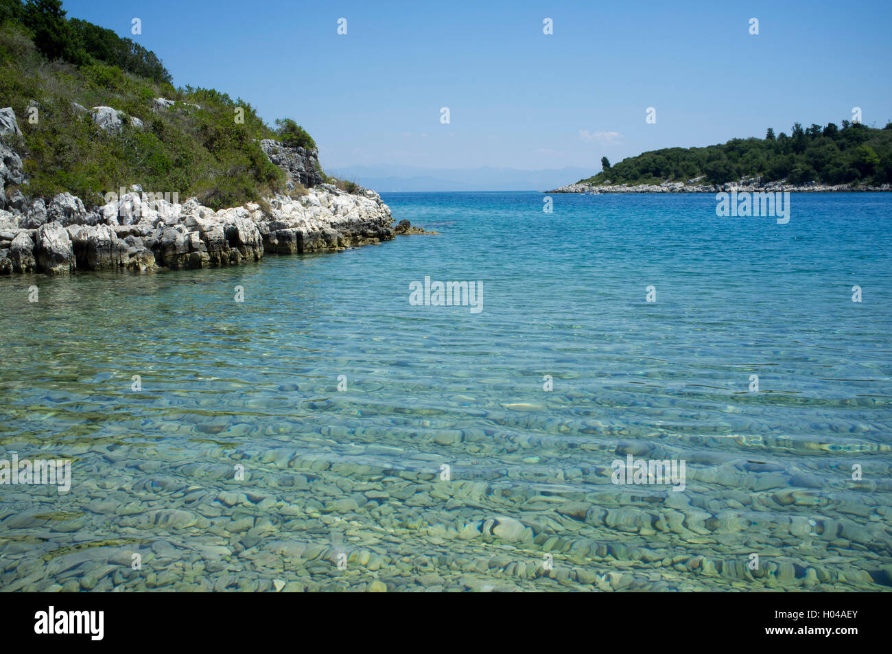 Ein Smaragd Abdeckung am Lionarski auf der südöstlichen Küste von Paxos, die Ionischen Inseln, die griechischen Inseln, Griechenland, Europa Stockfoto