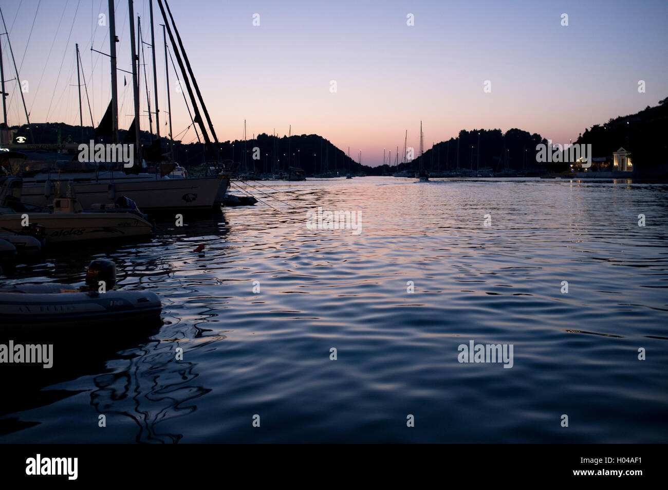 Sonnenuntergang im Hafen von Lakka auf der Insel Paxos, die Ionischen Inseln, die griechischen Inseln, Griechenland, Europa Stockfoto