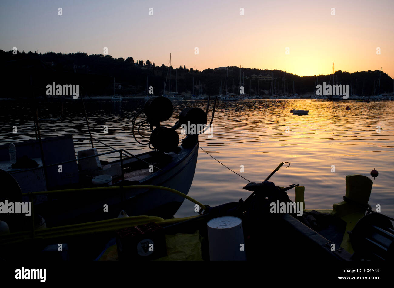 Angelboote/Fischerboote bei Sonnenuntergang in Lakka Hafen auf der Insel Paxos, die Ionischen Inseln, die griechischen Inseln, Griechenland, Europa Stockfoto