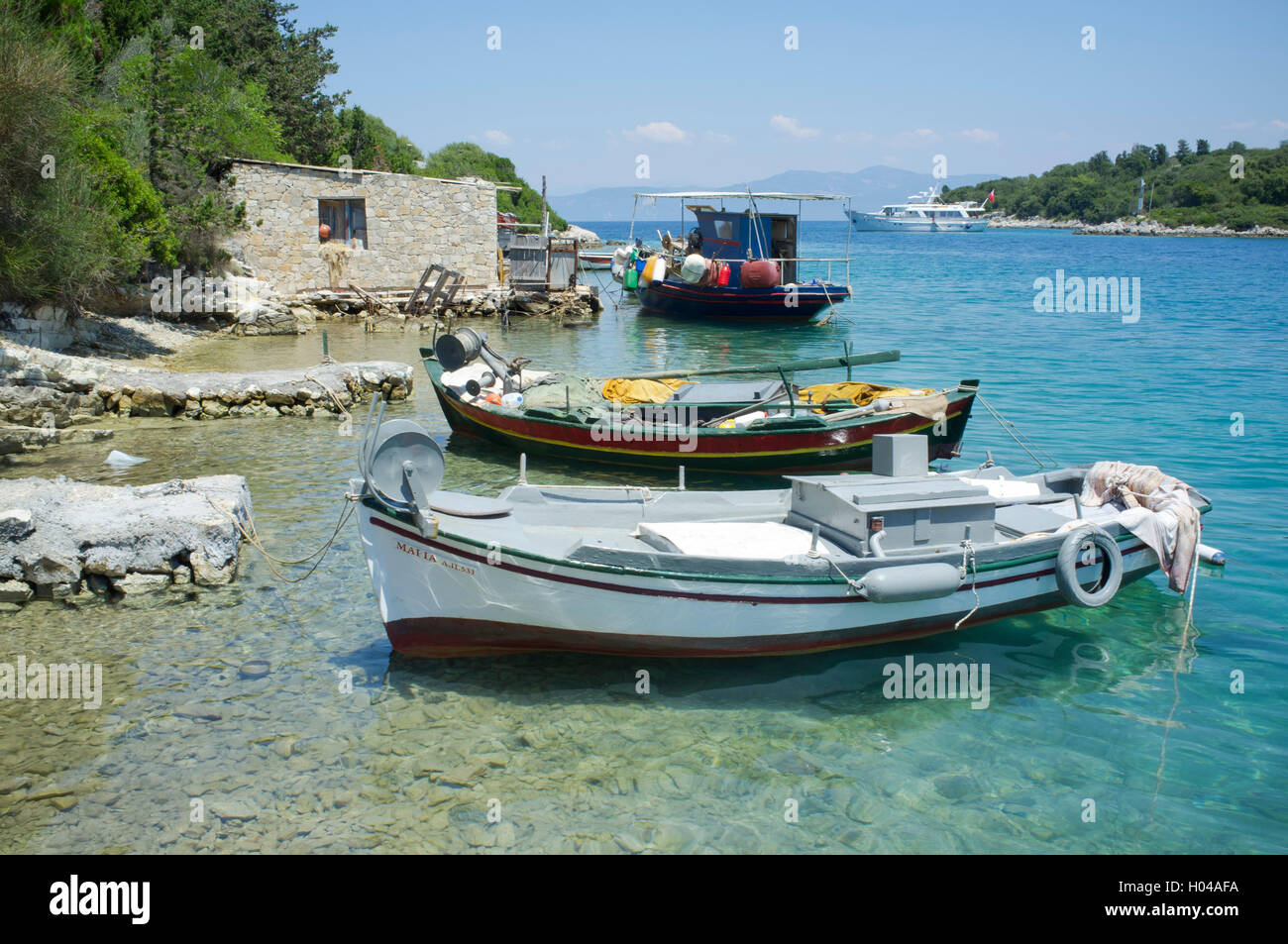 Alte hölzerne Fischerboote vertäut Porto Ozias auf der Insel Paxos, die Ionischen Inseln, die griechischen Inseln, Griechenland, Europa Stockfoto