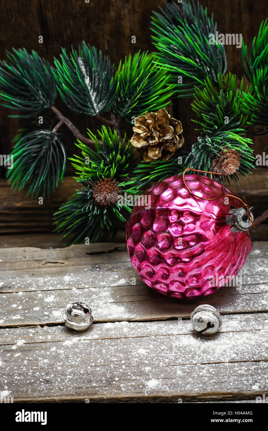Weihnachtsschmuck aus altmodischen russischen Glas und Tanne Zweig Stockfoto