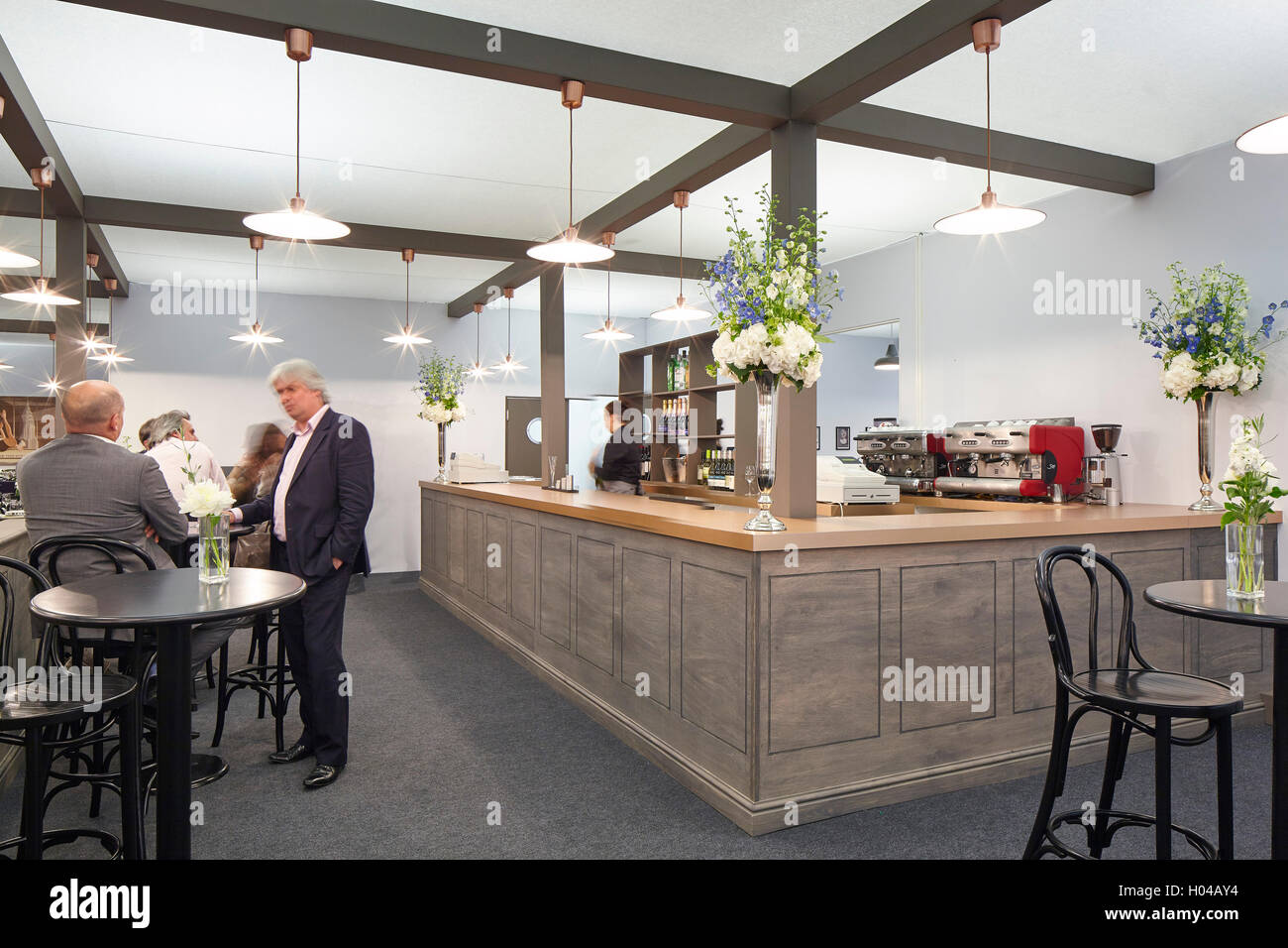 Der Wolseley-Restaurant.  Bar mit Kunstsammler Vermischung. ART16, London, Vereinigtes Königreich. Architekt: Steif + Trevillion Architekten, 2016. Stockfoto