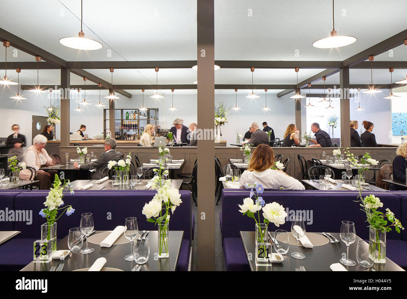 Der Wolseley-Restaurant mit Diners. ART16, London, Vereinigtes Königreich. Architekt: Steif + Trevillion Architekten, 2016. Stockfoto