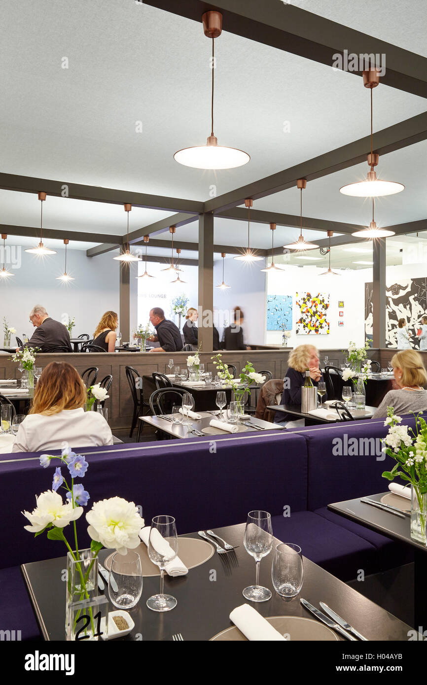 Der Wolseley-Restaurant mit Diners. ART16, London, Vereinigtes Königreich. Architekt: Steif + Trevillion Architekten, 2016. Stockfoto
