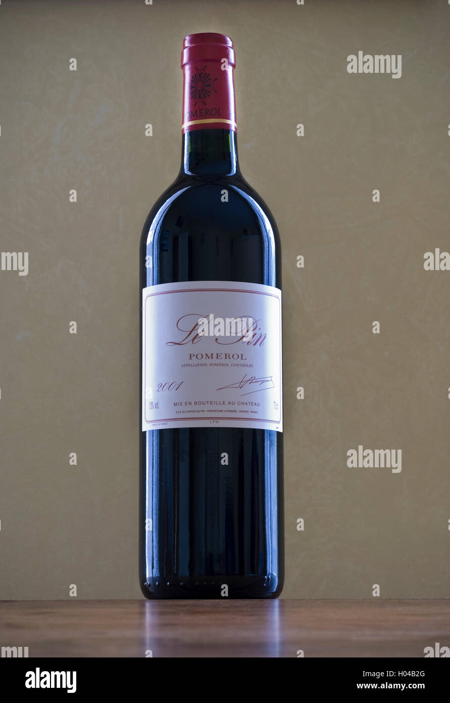 Feine Luxus selten und sehr teuer 2001 Chateau Le Pin Wein Flasche Pomerol  Bordeaux Frankreich Stockfotografie - Alamy