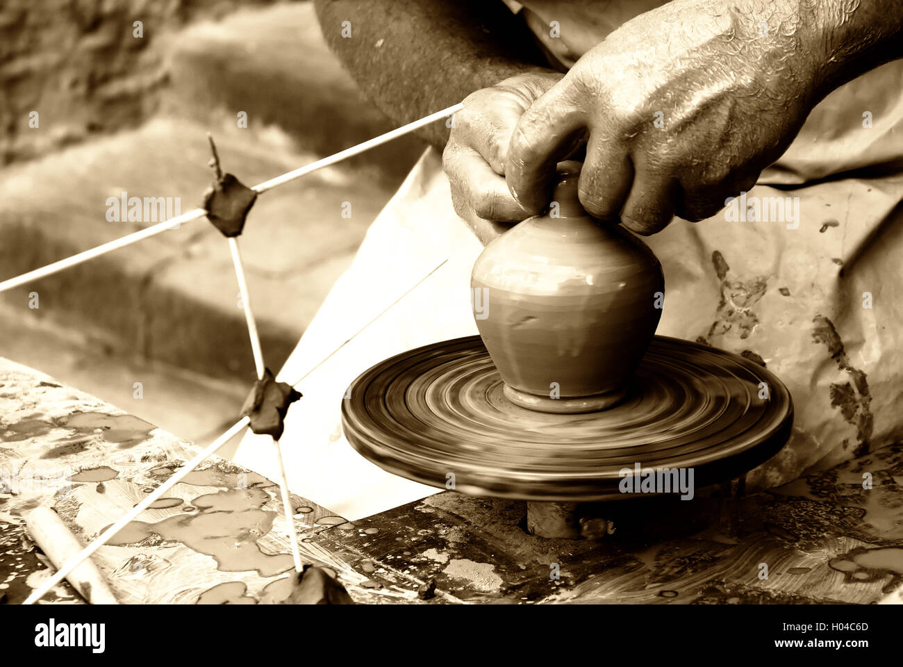 Mann tut ein uraltes Handwerk Stockfoto