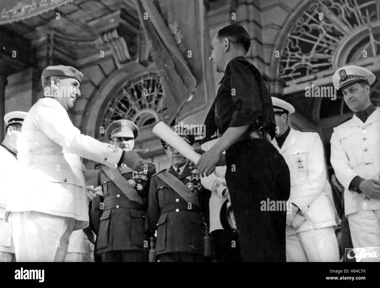 FRANCISCO FRANCO (1892-1975) Spanisch Caudilo präsentiert Preise etwa 1941 in Madrid Stockfoto