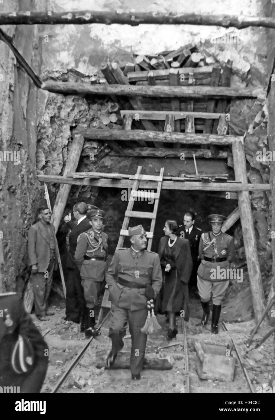 FRANCISCO FRANCO (18921975) Spanisch Caudilo inspiziert eine