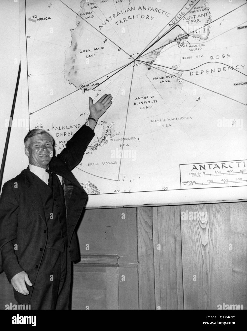 VIVIAN FUCHS (1908-1999) englische Explorer zeigt Weg von seinem Team ist weltweit erste Überland Durchquerung der Antarktis 1958 Stockfoto