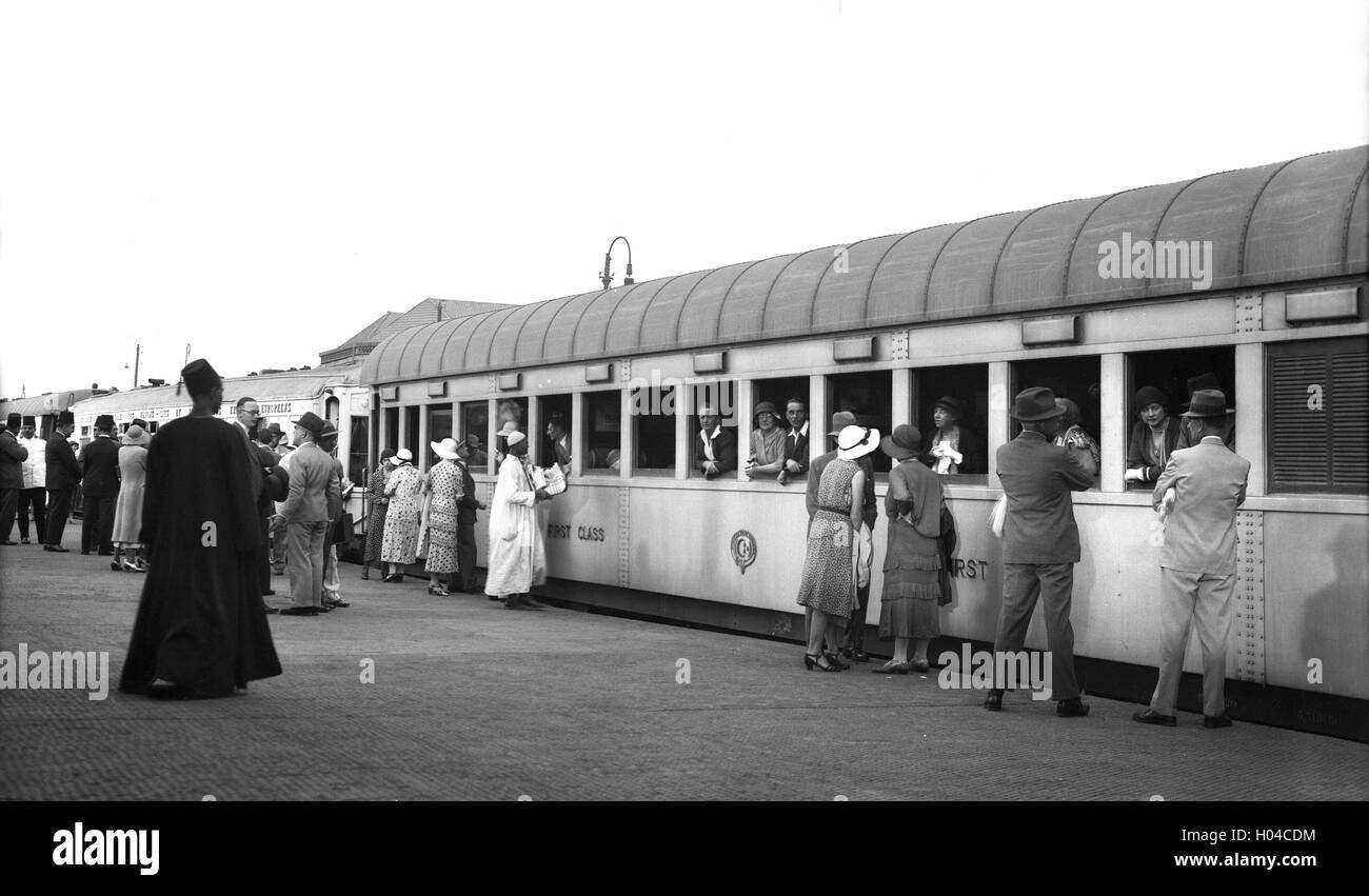 Passagiere der ersten Klasse einsteigen Zug 1. Klasse Wagen In Kairo Railway Bahnhof Ägypten 1934 Stockfoto