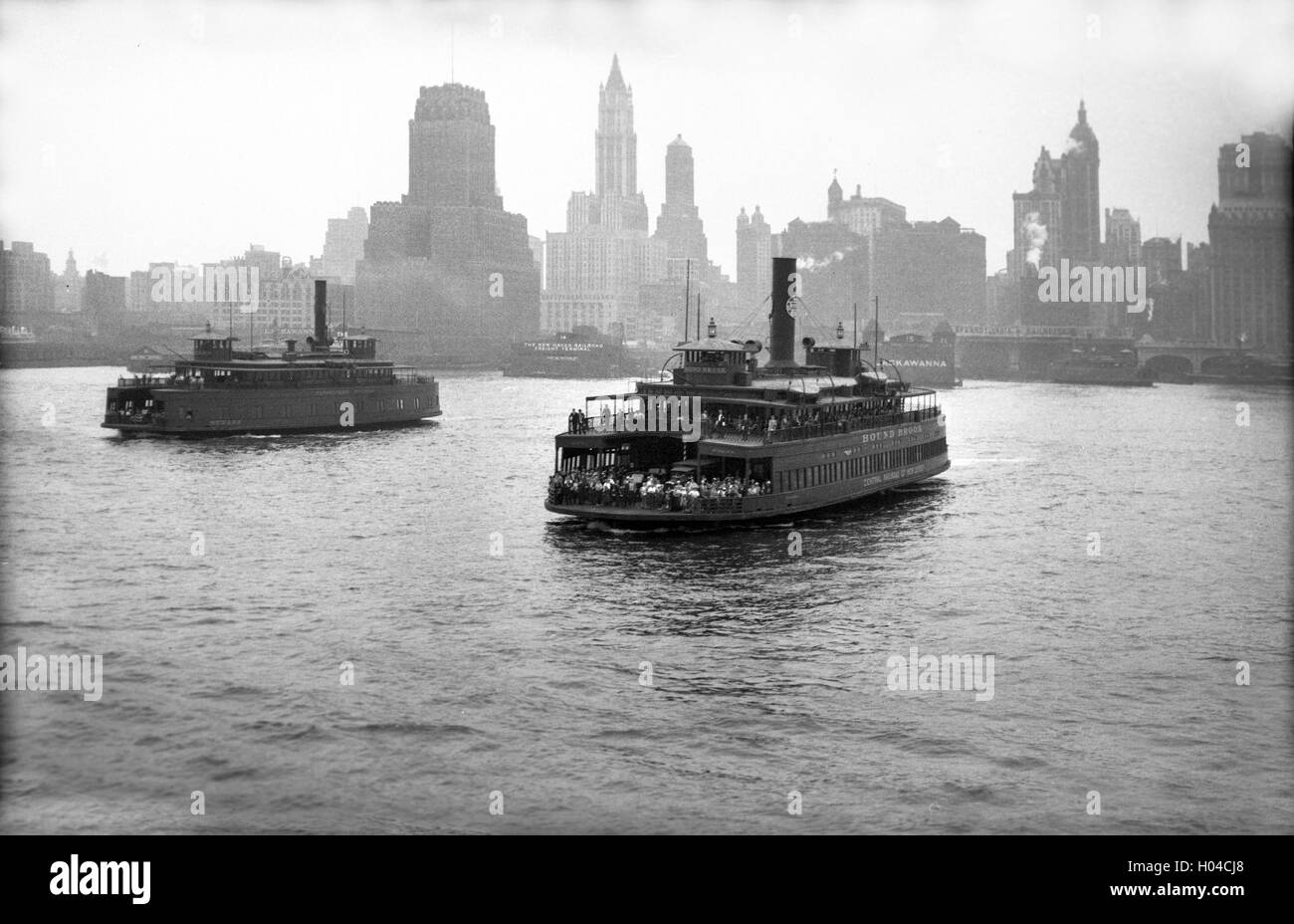 Dampf Fähre Schiffe der Hudson River Crossing in Richtung Lower Manhattan in New York USA 1930 s Stockfoto