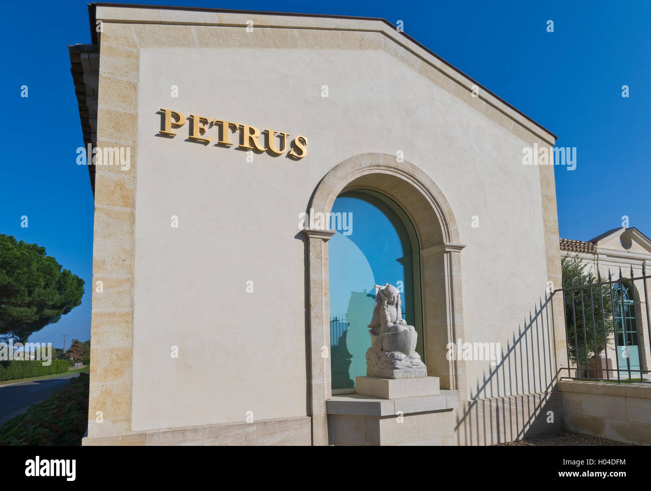 Chateau Petrus Weingut Keller cave mit Emblem "Peter der Apostel Statue" Pomerol Bordeaux Gironde Frankreich Stockfoto