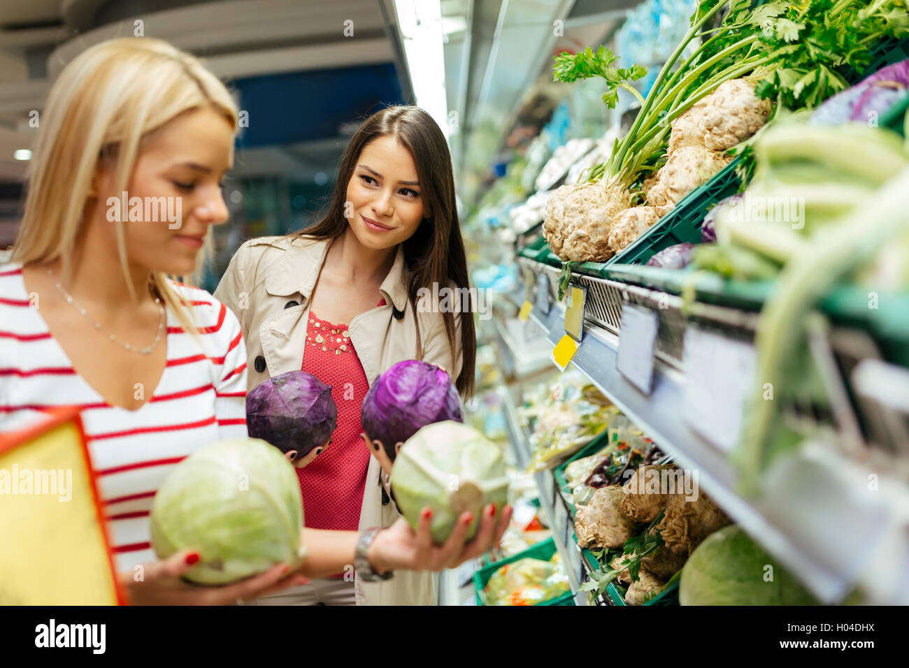 Schöne Frauen Obst und Gemüse im Supermarkt einkaufen Stockfoto