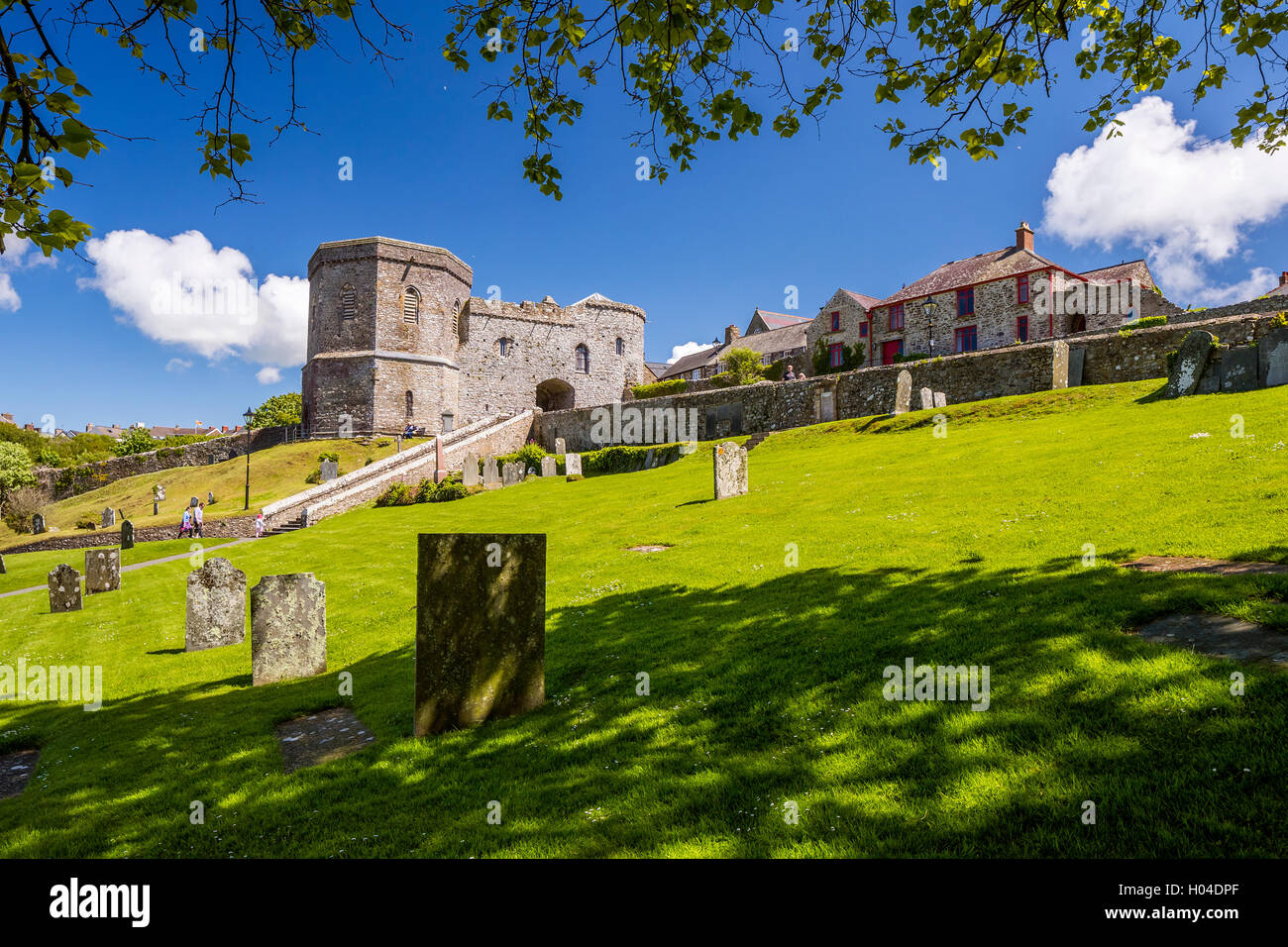 Kathedrale von St. Davids und das Torhaus, Pembrokeshire Coast National Park, Pembrokeshire, Wales, Vereinigtes Königreich, Europa. Stockfoto