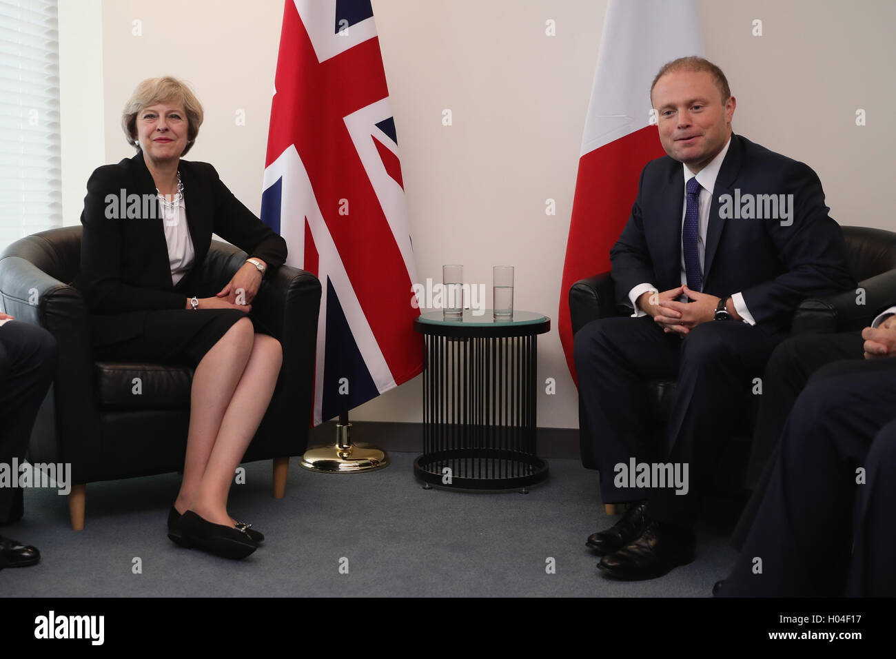 Premierminister Theresa May im Gespräch mit Premierminister von Malta Joseph Muscat am Anfang eines bilateralen Treffens auf die Gebäude der Vereinten Nationen in New York City. Stockfoto