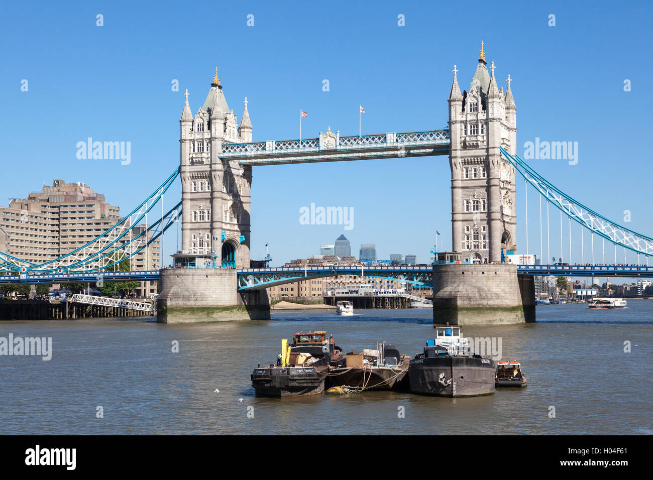 Blick auf die berühmte Tower Bridge an einem sonnigen Tag in London, Vereinigtes Königreich. Stockfoto