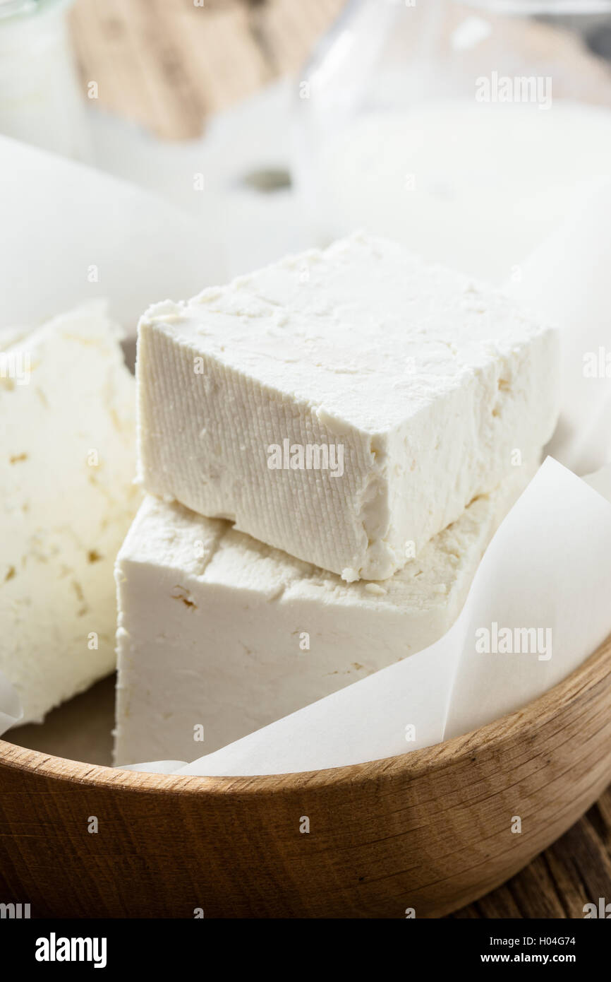 Bio-Milchprodukten auf rustikalen Holztisch. Landwirt Käse in Holzschale Stockfoto