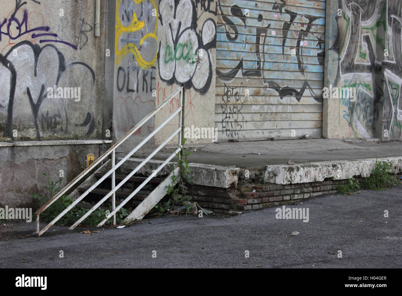 Ein schön heruntergekommenen städtischen Straße Gasse mit Graffiti, photoarkive Stockfoto