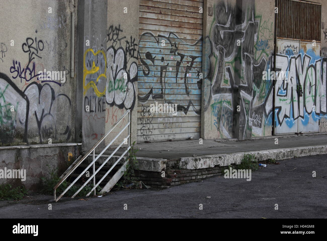 Ein schön heruntergekommenen städtischen Straße Gasse mit Graffiti Stockfoto