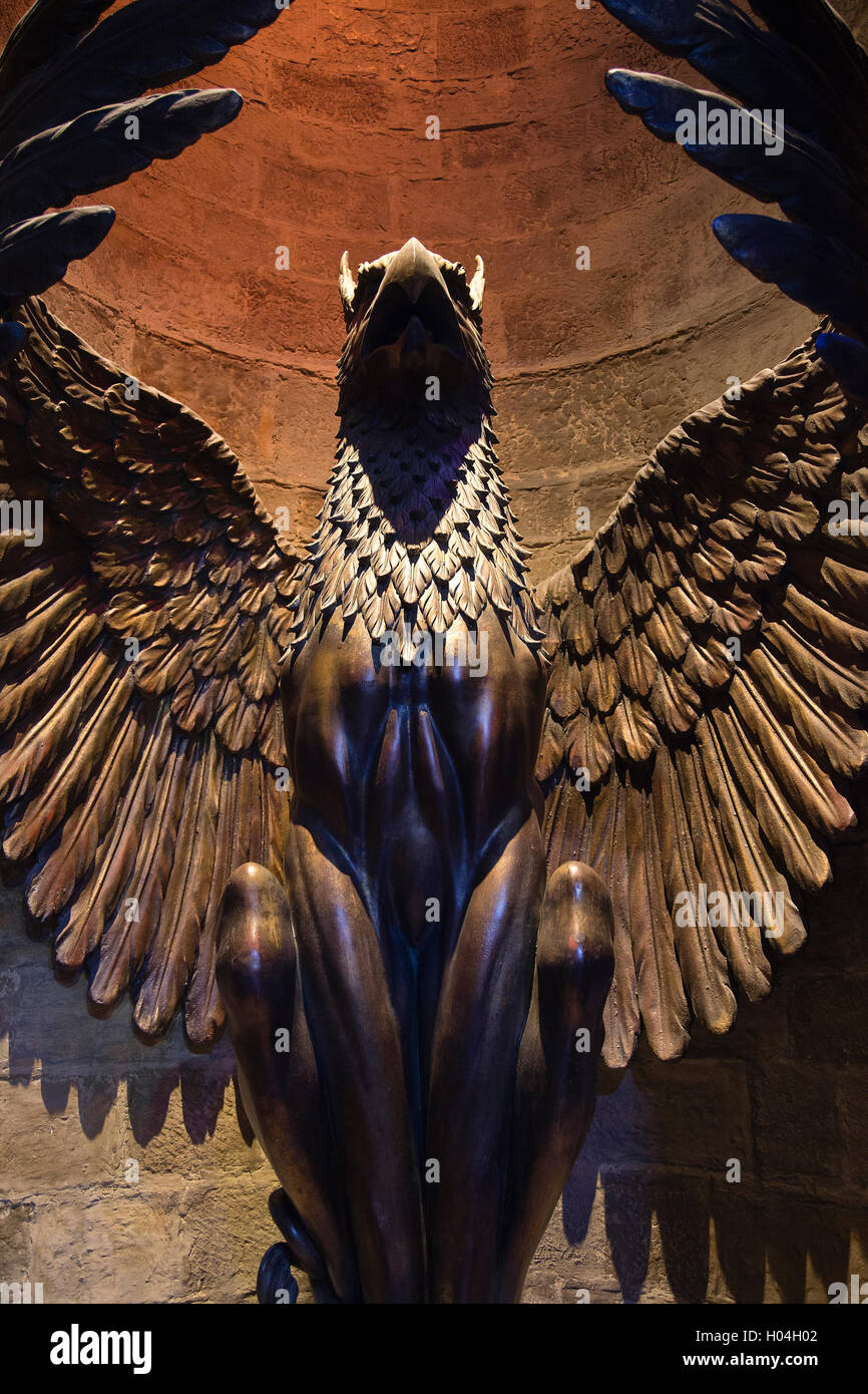Phoenix-Statue am Albus Dumbledores Büroeingang, Warner Brothers Studio Tour, The Making of Harry Potter, London Stockfoto