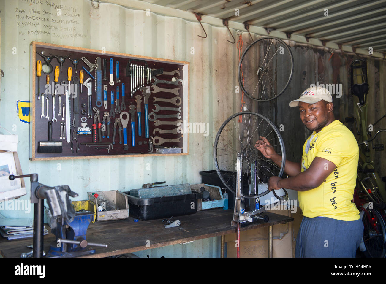 Fahrrad-Techniker bauen eine Rad, Cape Town, Südafrika Stockfoto