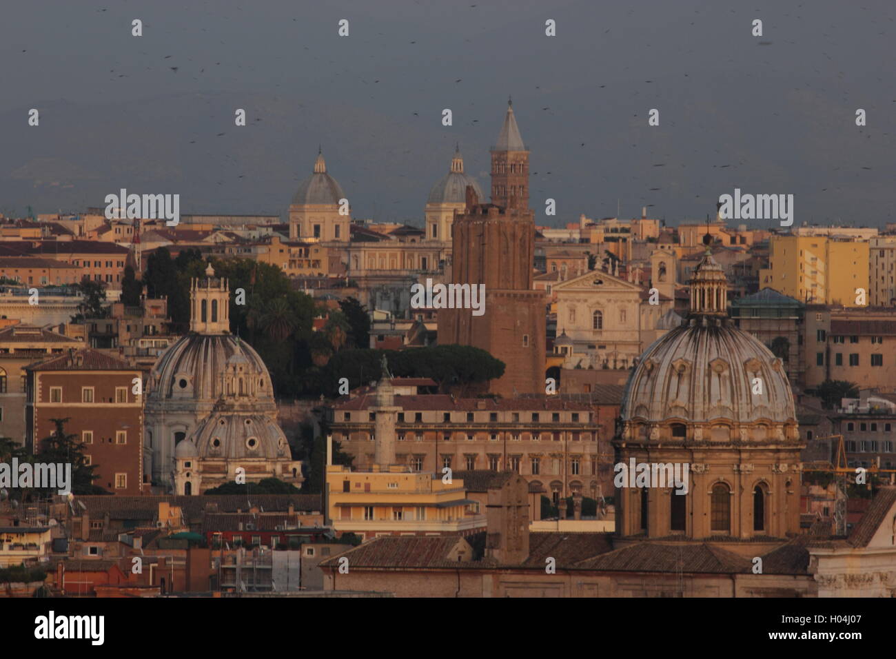 Einen schönen Blick über die Dächer Roms und Denkmäler bilden eine Entfernung, aus dem Gianicolo, Rom, Italien Stockfoto