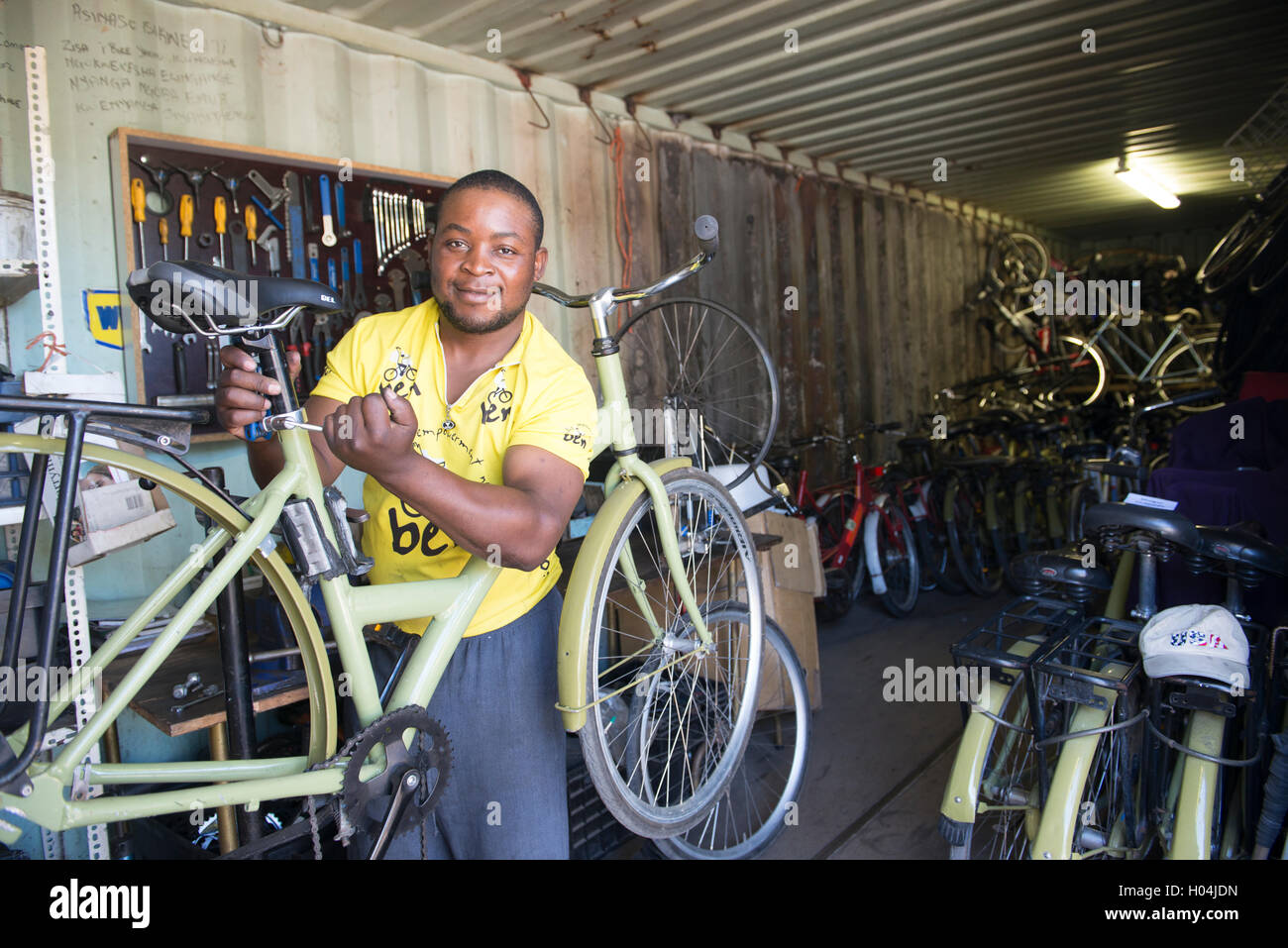 Meister repariert Fahrrad in der Werkstatt - ein lizenzfreies Stock Foto  von Photocase