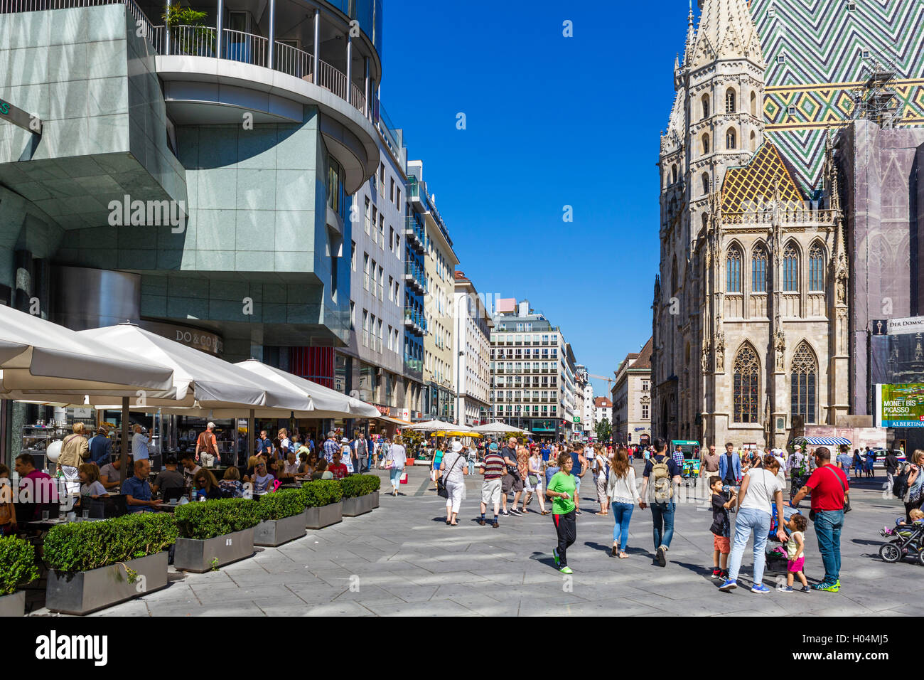 Stephansplatz mit dem Stephansdom (St Stephen Kathedrale Wien) auf der rechten Seite, Innere Stadt, Wien, Österreich Stockfoto