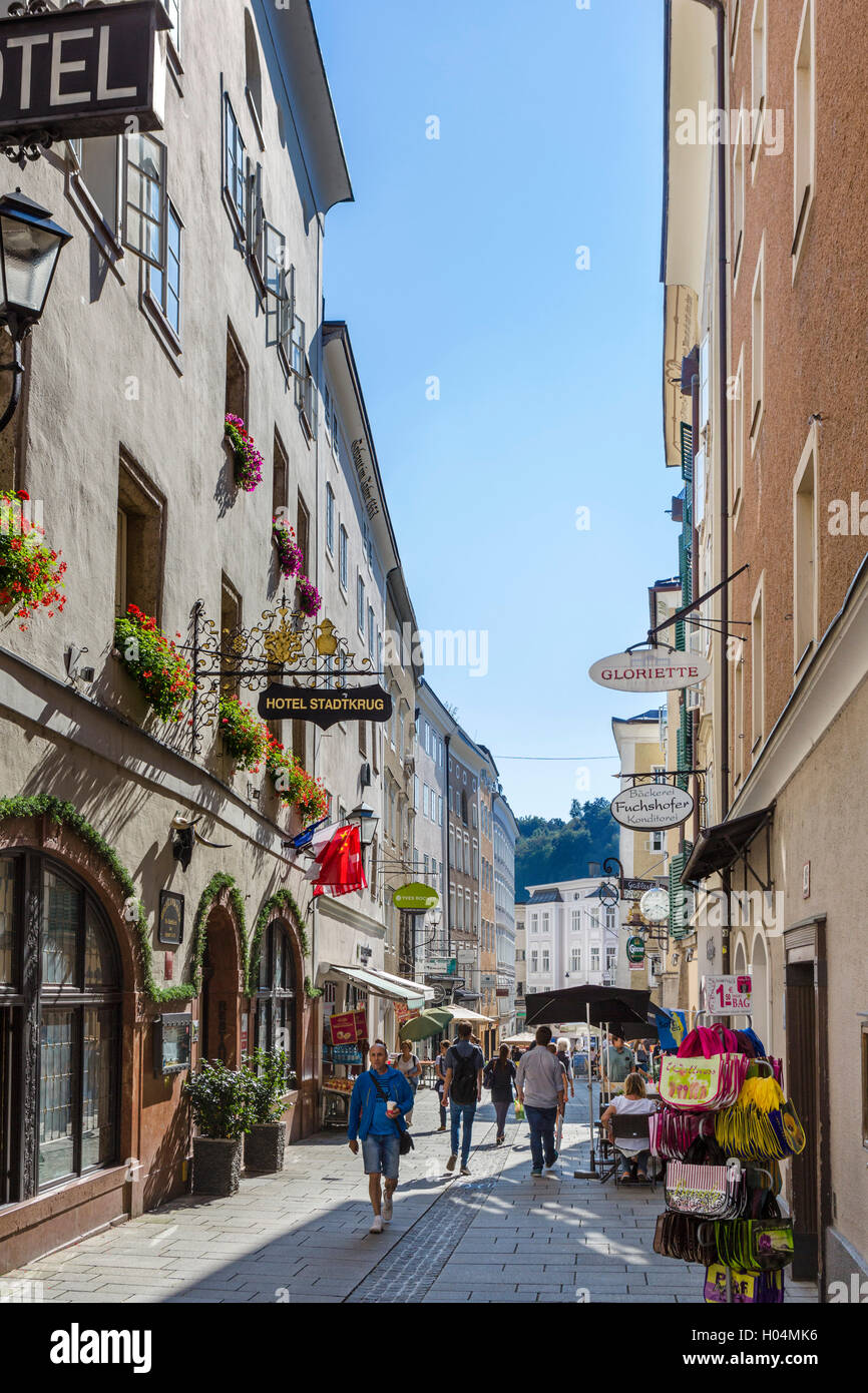Hotels und Geschäfte in der Linzer Gasse in der Altstadt, Salzburg, Österreich Stockfoto