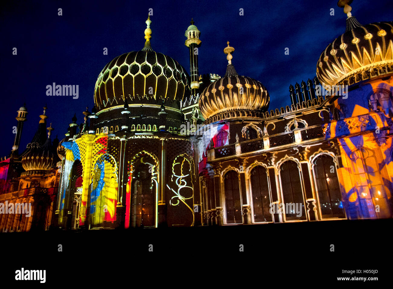 Berühmte Royal Pavilion in Brighton ist mit erstaunlichen Illuminationen in der Dr Blighty Show während der 2016 Brighton Festival beleuchtet. Stockfoto