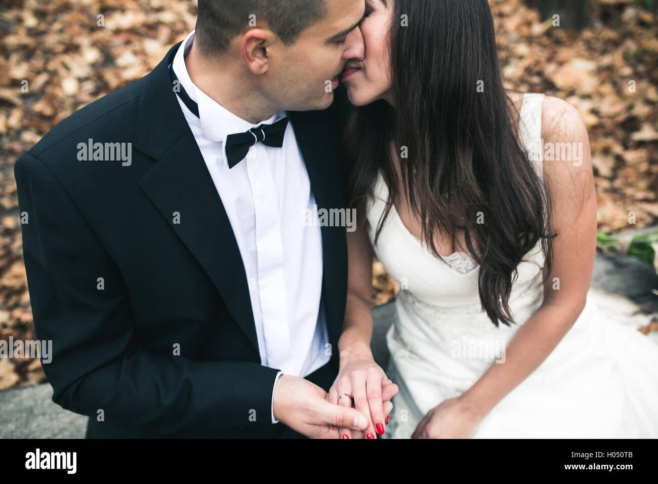 Braut und Bräutigam küssen Stockfoto