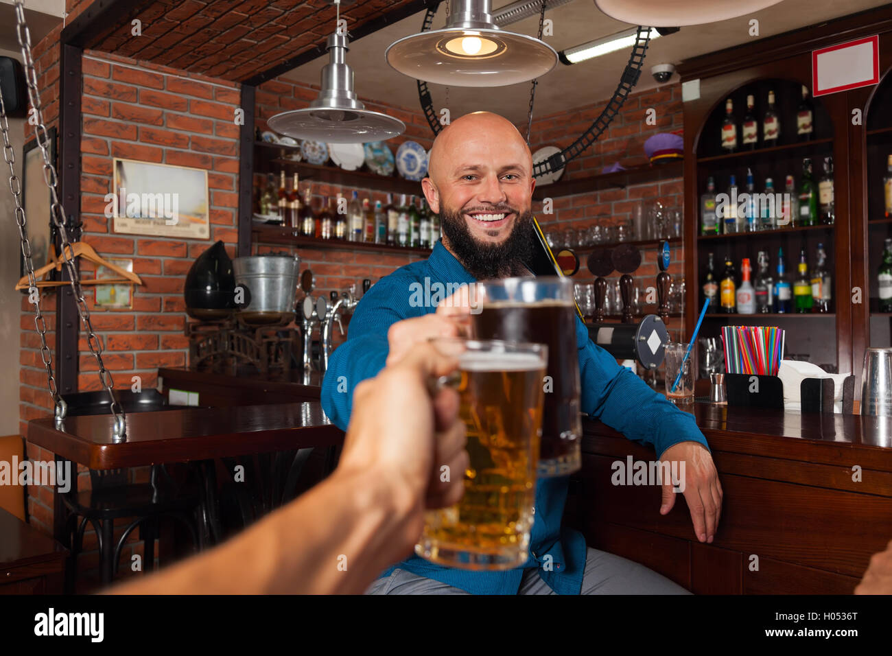 Bärtiger Mann In Bar anstoßen Toasten, trinken halten Bierkrüge, fröhliche Freunde treffen Stockfoto