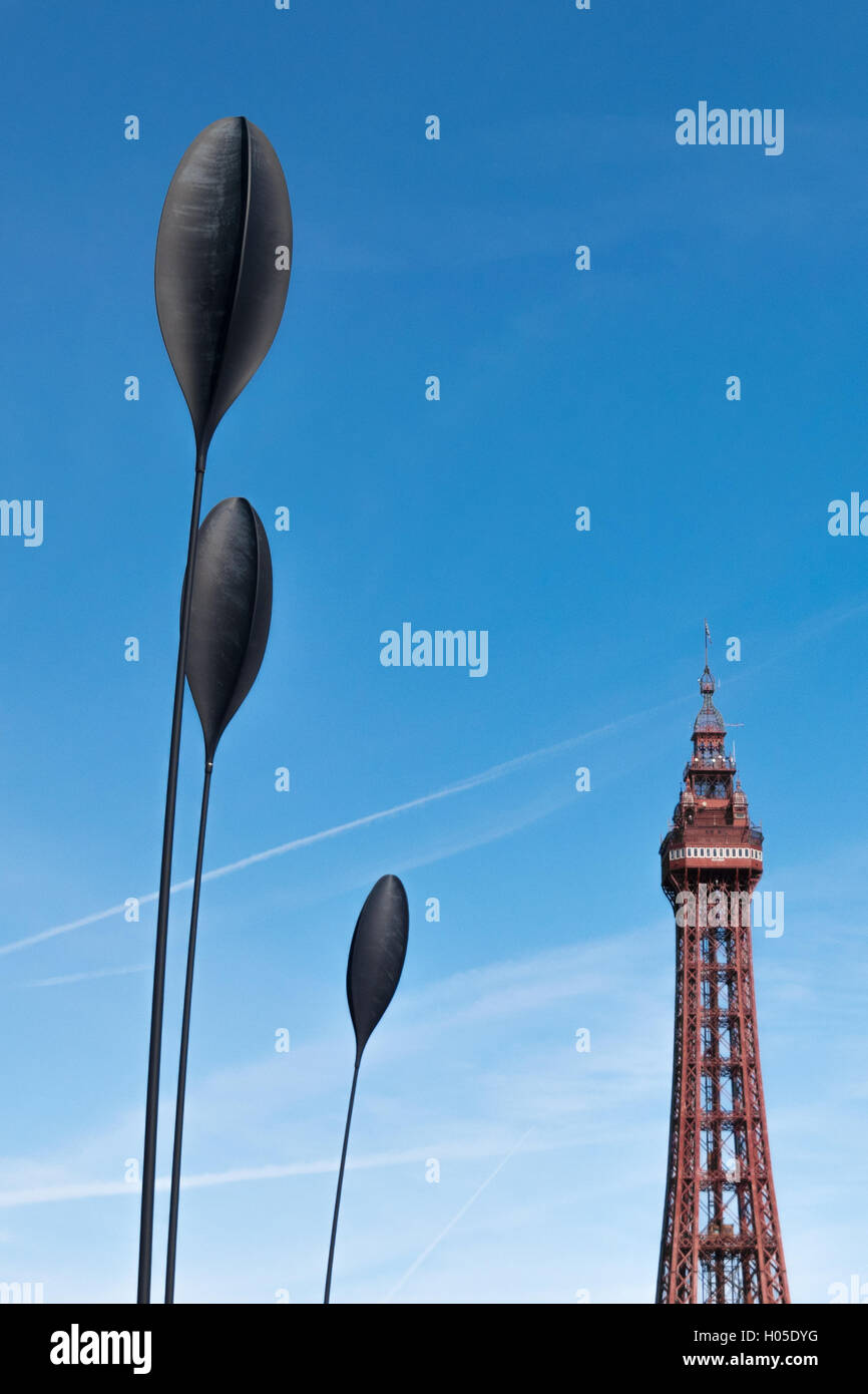 Riesenlöffel Skulptur und Turm auf Blackpool promenade Stockfoto