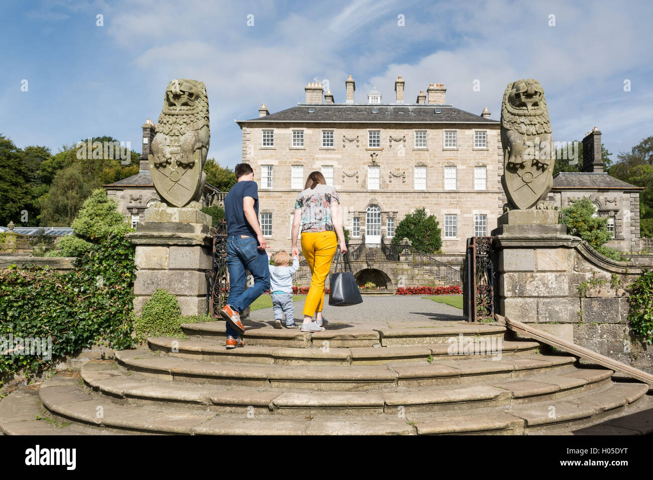 Familie zu Fuß bis zum Eingang des Pollok House, Pollok Country Park, Glasgow, Schottland Stockfoto