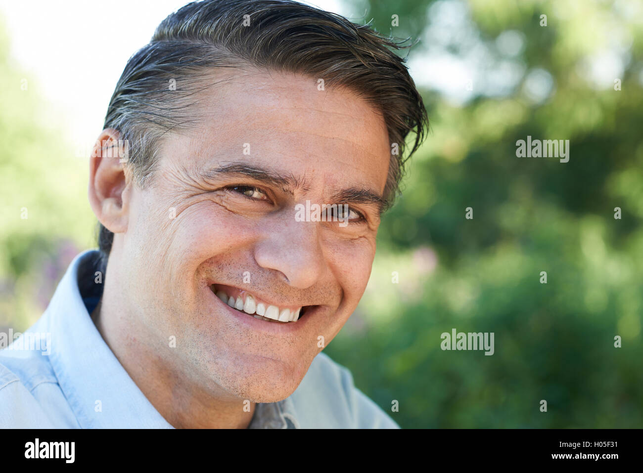 Im freien Kopf und Schultern Portrait Of Smiling reifen Mann Stockfoto